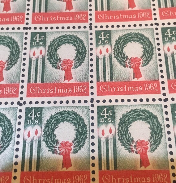 5 Vintage Christmas Stamps…1962 Christmas Wreath… Dress Up Your Mail